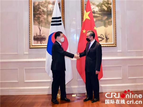 Chanceler chinês realiza conversa??es com homólogo sul-coreano