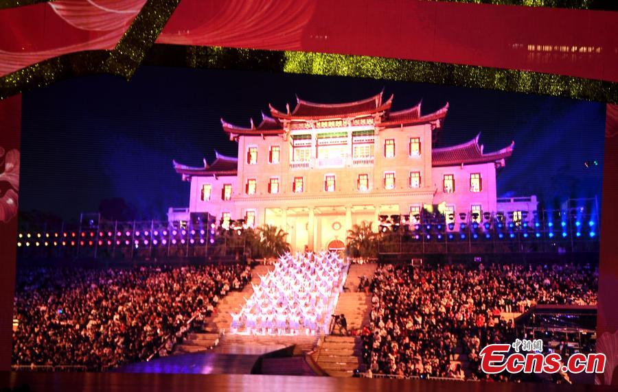 Universidade de Xiamen realiza gala por seu 100o aniversário