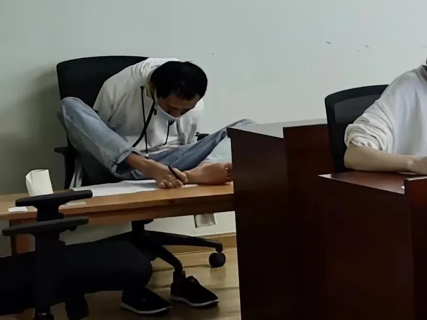 Jovem sem bra?os é aprovado para pós-gradua??o após realizar exame com os pés