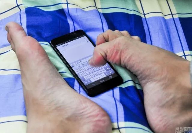 Jovem sem bra?os é aprovado para pós-gradua??o após realizar exame com os pés