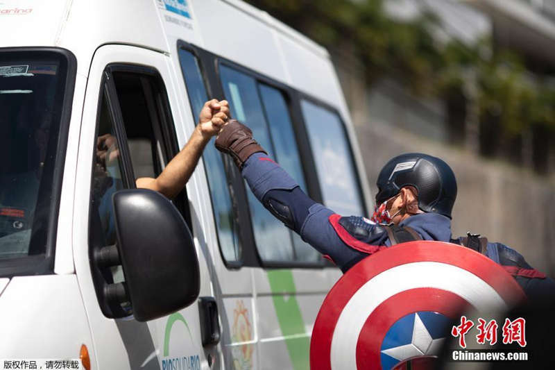 Policiais brasileiros vestidos de super-heróis interagem com crian?as