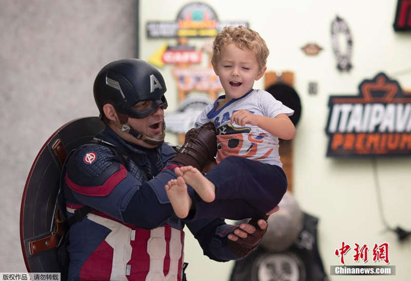 Policiais brasileiros vestidos de super-heróis interagem com crian?as