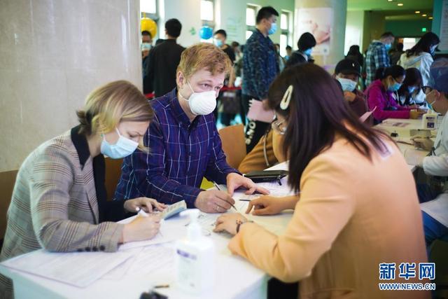 Beijing realiza campanha de vacina??o da Covid-19 para estrangeiros