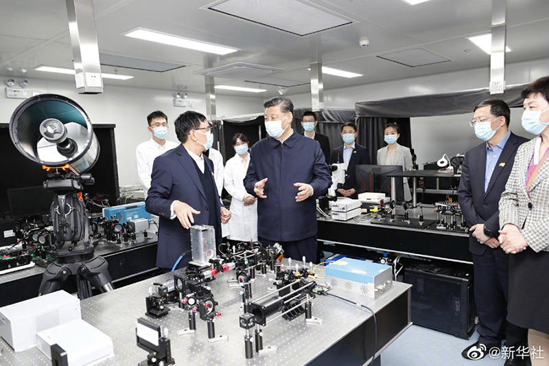 Xi visita Universidade Tsinghua pelo 110o aniversário da institui??o