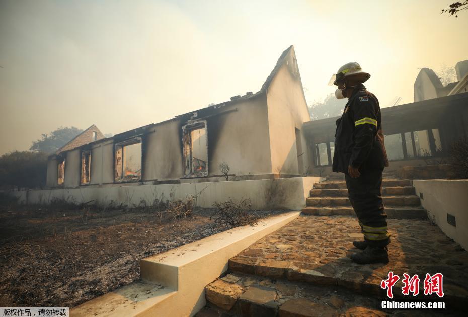 Parque Nacional da Table Mountain na áfrica do Sul sofre incêndio

