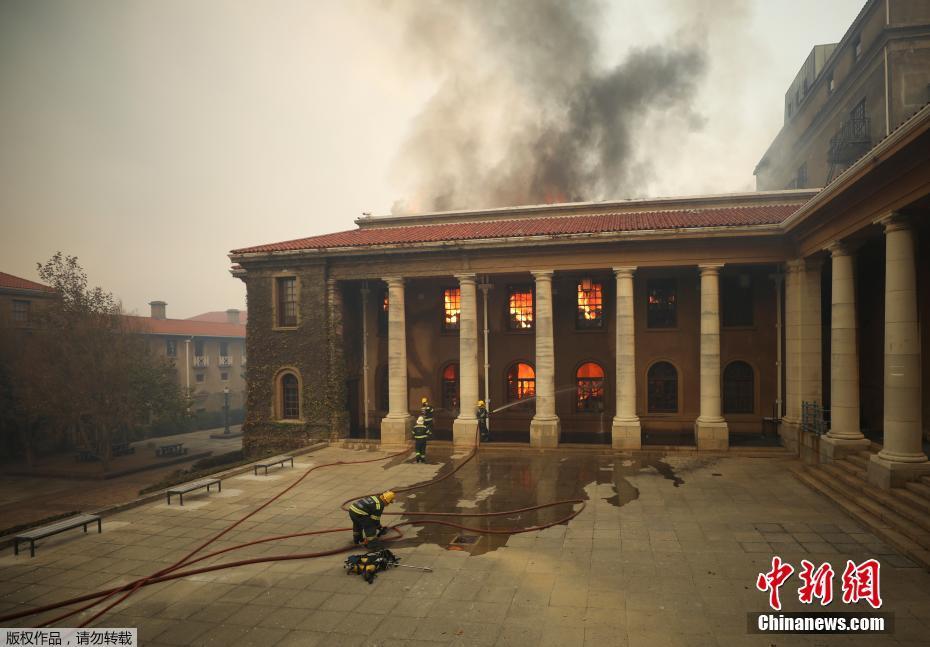 Parque Nacional da Table Mountain na áfrica do Sul sofre incêndio

