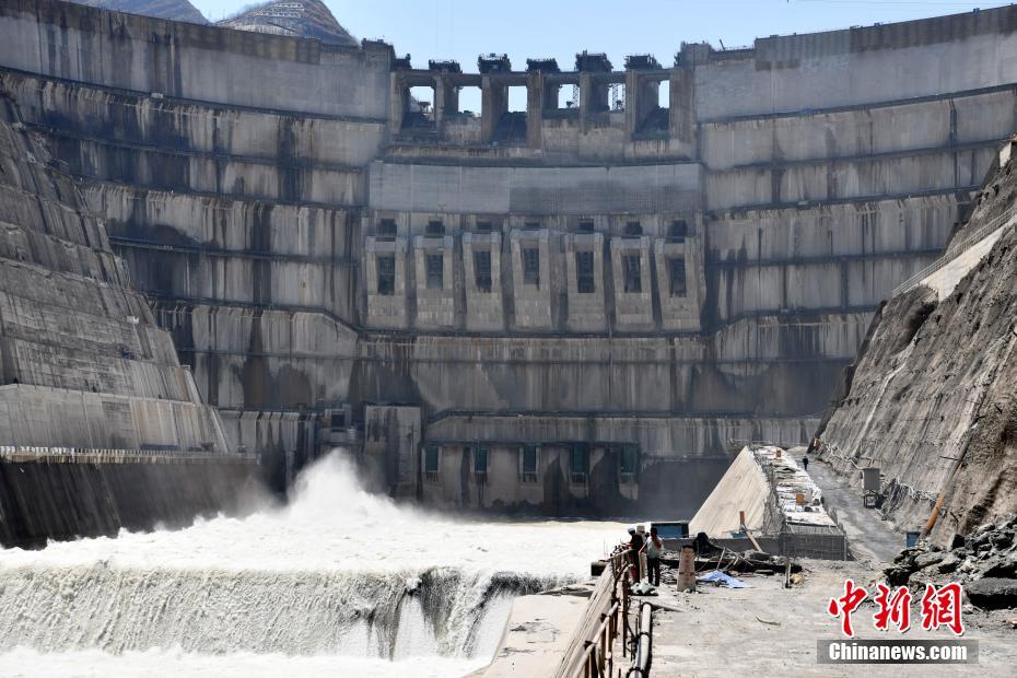 Eleva??o do armazenamento de água da maior esta??o hidrelétrica do mundo ultrapassa 716 metros