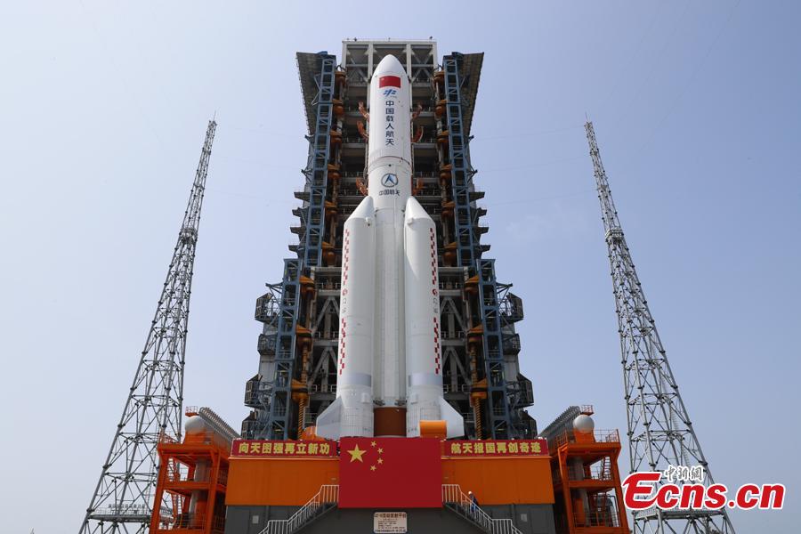 Módulo central da esta??o espacial da China é transportado para plataforma de lan?amento