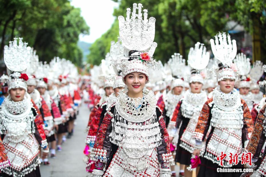 Guizhou: pessoas vestidas com trajes tradicionais da etnia Miao comemoram “Festival das Irm?s”