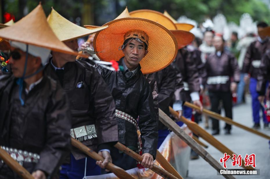 Guizhou: pessoas vestidas com trajes tradicionais da etnia Miao comemoram “Festival das Irm?s”