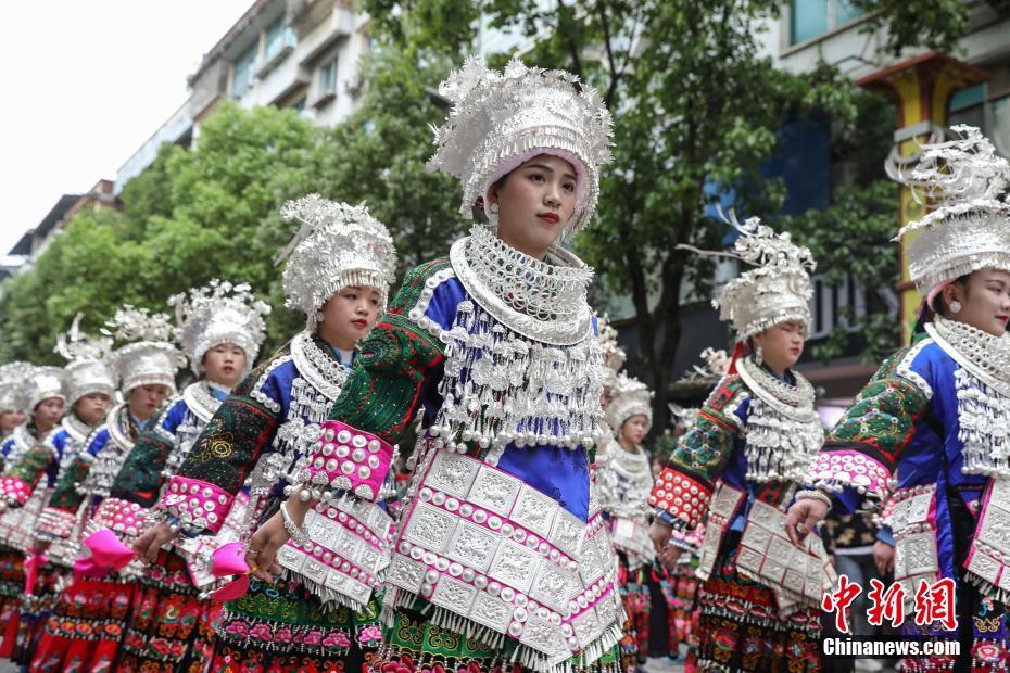 Guizhou: pessoas vestidas com trajes tradicionais da etnia Miao comemoram “Festival das Irm?s”