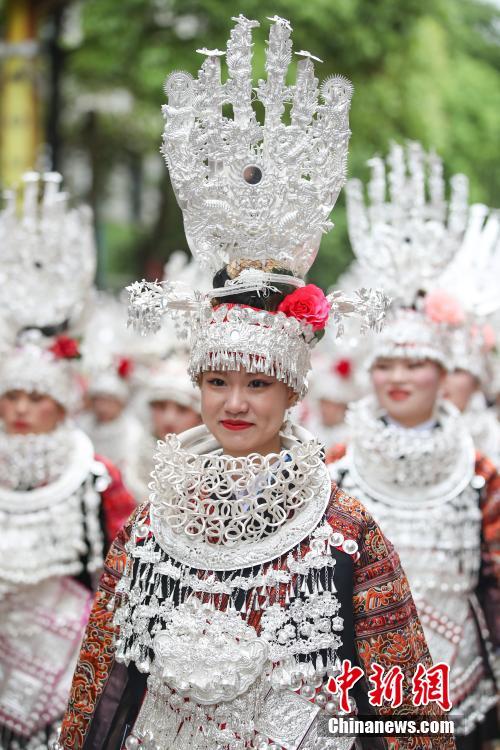 Guizhou: pessoas vestidas com trajes tradicionais da etnia Miao comemoram “Festival das Irm?s”