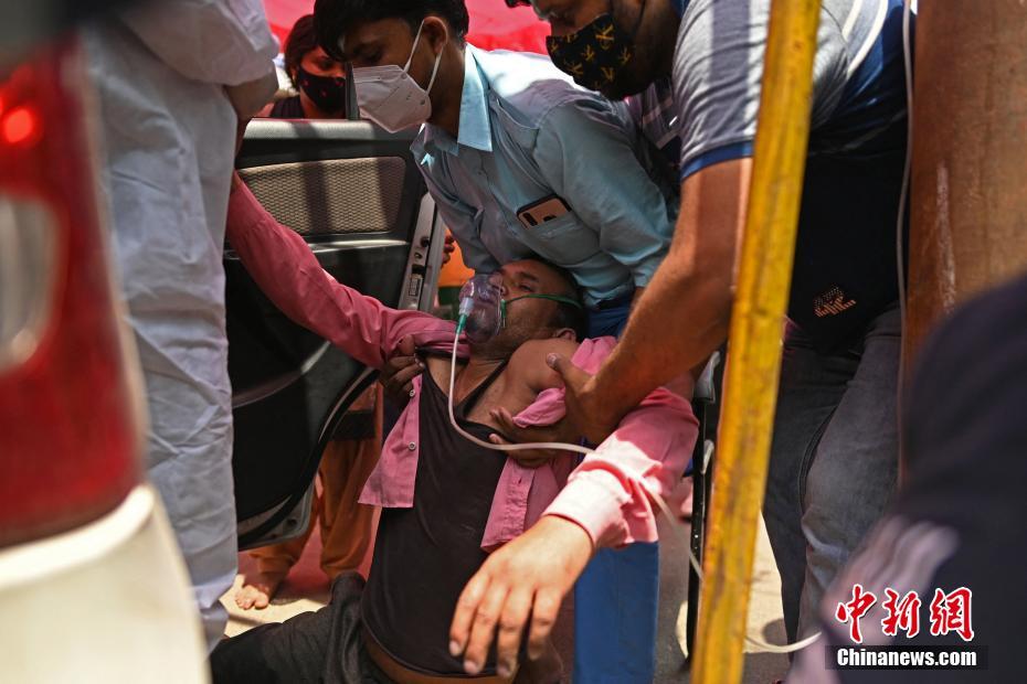 índia: Pacientes com Covid-19 recebem oxigênio na rua devido ao colapso no sistema de saúde