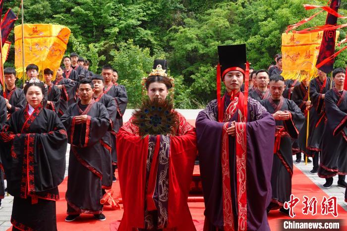 Hubei realiza demonstra??o de cerim?nia de casamento 