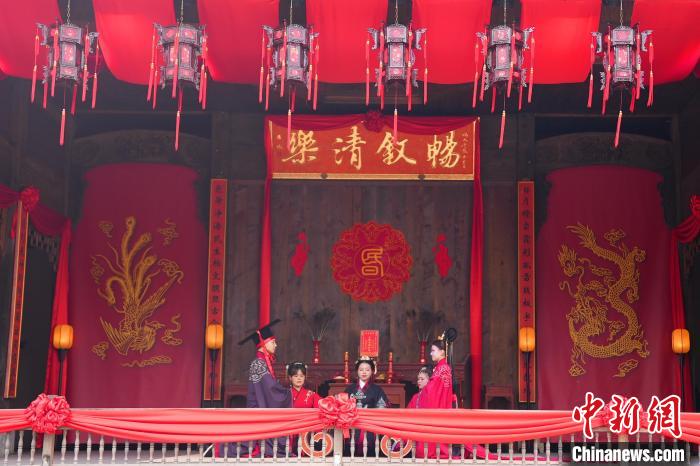 Hubei realiza demonstra??o de cerim?nia de casamento 