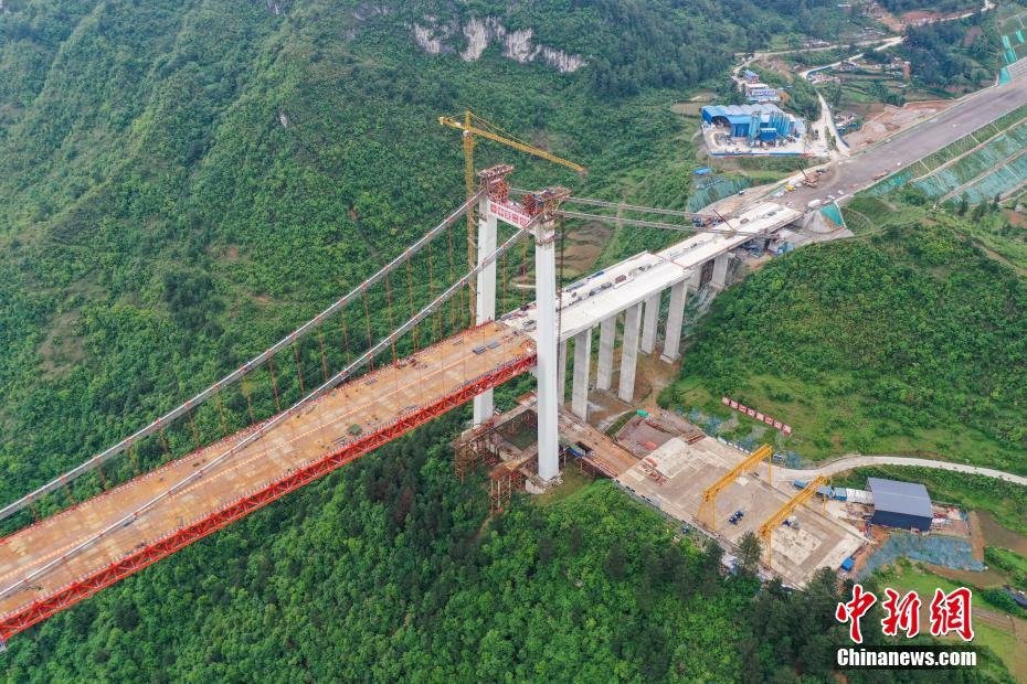 Vista áerea da ponte suspensa de Yangbaoshan em constru??o