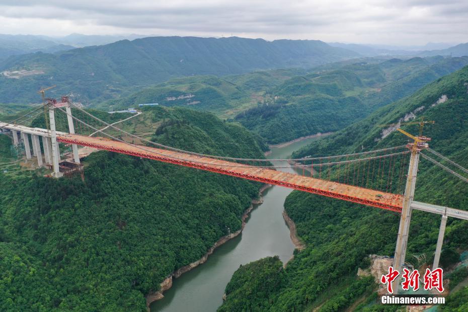 Vista áerea da ponte suspensa de Yangbaoshan em constru??o