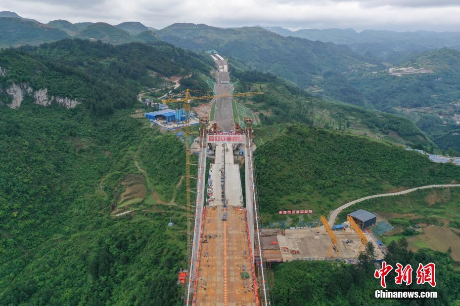 Vista áerea da ponte suspensa de Yangbaoshan em constru??o