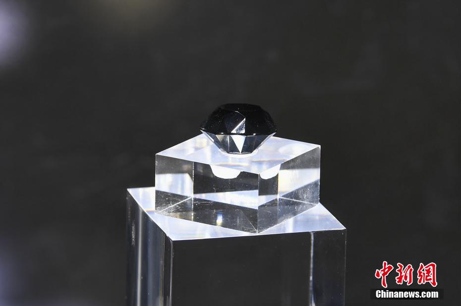 Diamante negro de 88 quilates é exibido na primeira Exposi??o Internacional de Produtos de Consumo da China