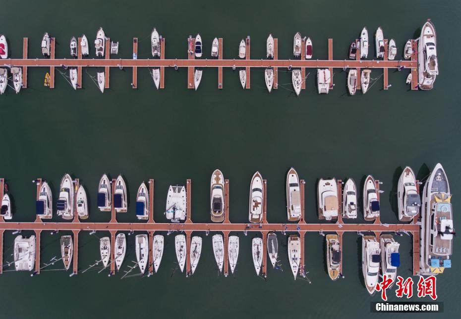 Centenas de iates s?o exibidos na primeira Exposi??o Internacional de Produtos de Consumo da China