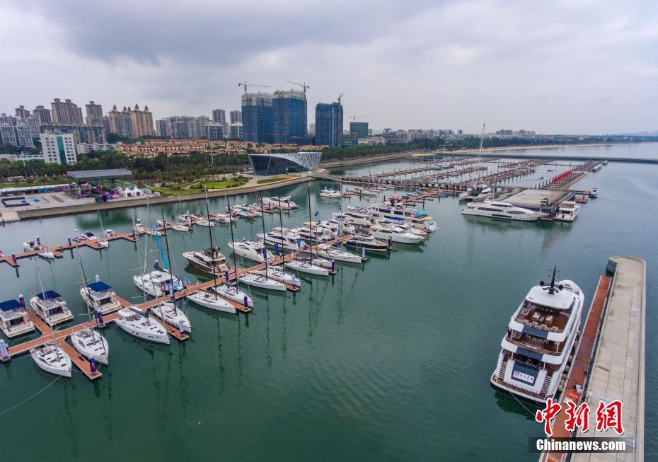 Centenas de iates s?o exibidos na primeira Exposi??o Internacional de Produtos de Consumo da China