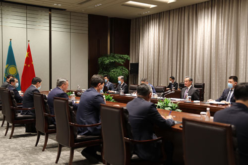 Chanceler chinês conversa com homólogo do Cazaquist?o
