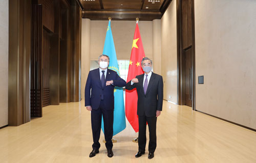 Chanceler chinês conversa com homólogo do Cazaquist?o