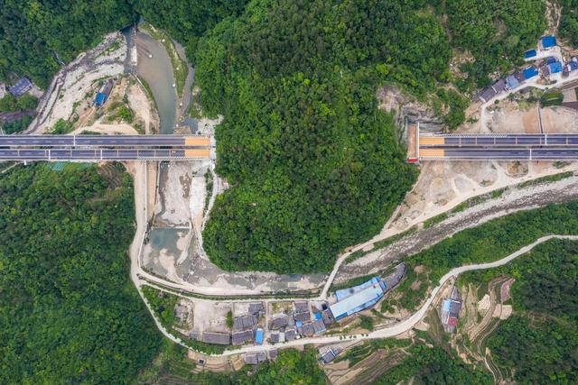 Auto-estrada ao longo do projeto das Três Gargantas será aberta à circula??o em breve