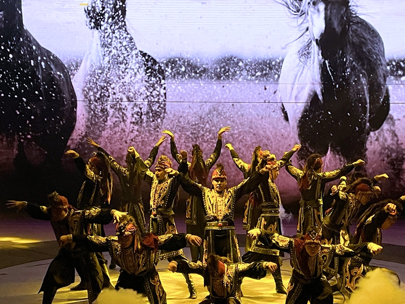 Dan?a folclórica de Xinjiang representa o mito da Rota da Seda