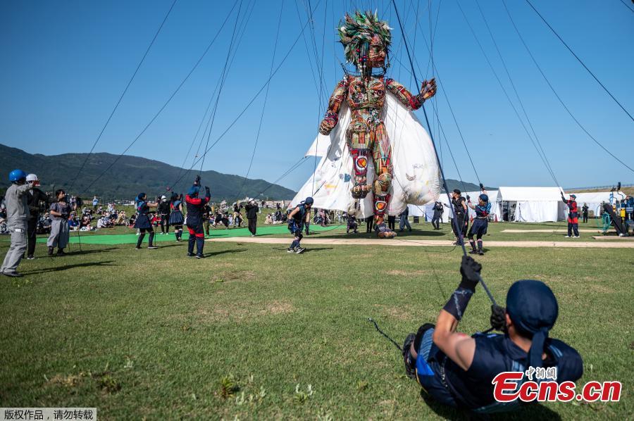 Jap?o: fantoche gigante desvendado em evento cultural das Olimpíadas de Tóquio em Iwate