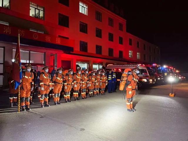 China: Fortes terremotos atingem duas regi?es, milhares de pessoas s?o afetadas