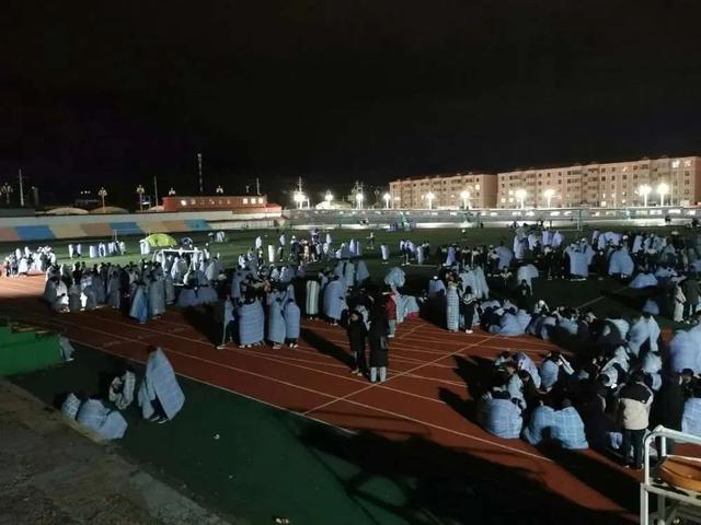 China: Fortes terremotos atingem duas regi?es, milhares de pessoas s?o afetadas