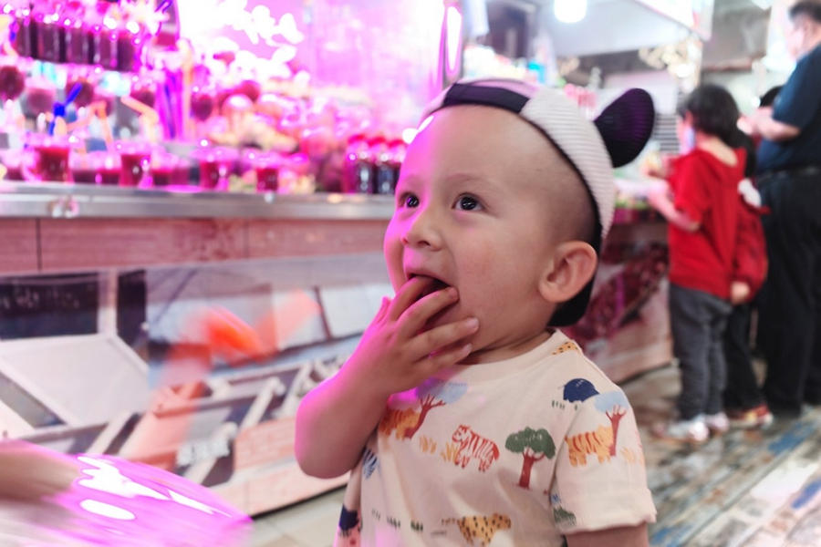 Crian?as sorridentes em Xinjiang 