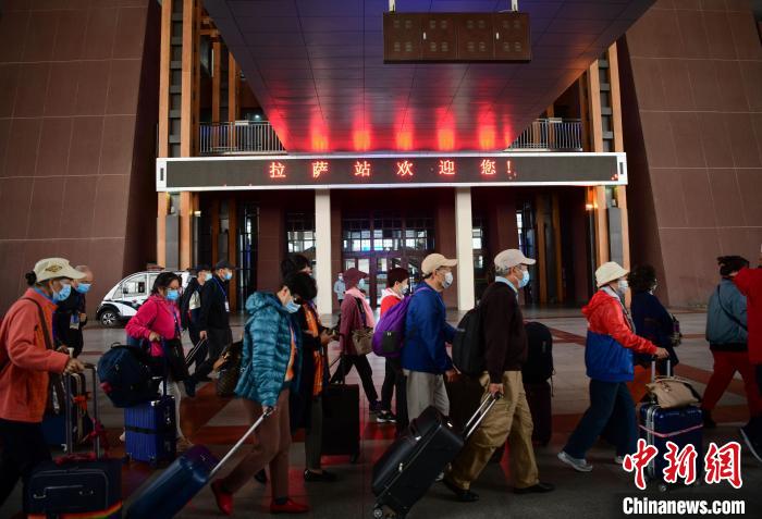 Tibete: Primeiro trem especial turístico chega a Lhasa   