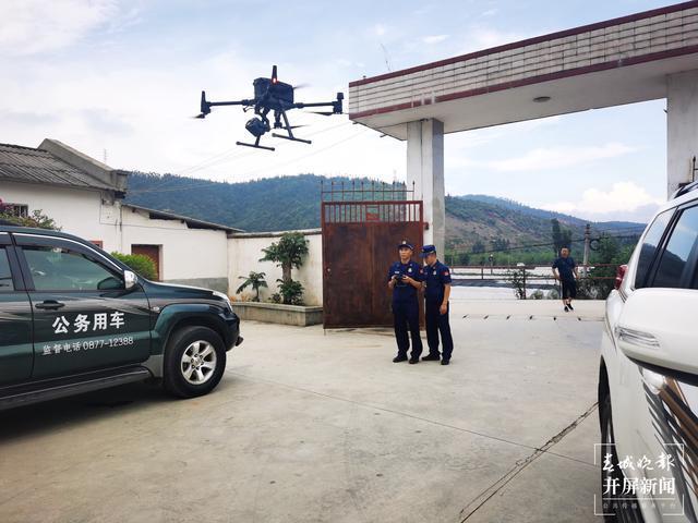 15 Elefantes asiáticos de Yunnan aproximam-se de áreas urbanas