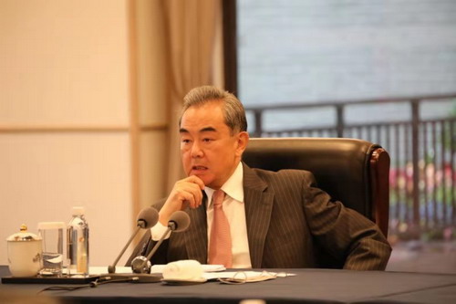 Chanceler chinês conversa com homólogo do Pol?nia