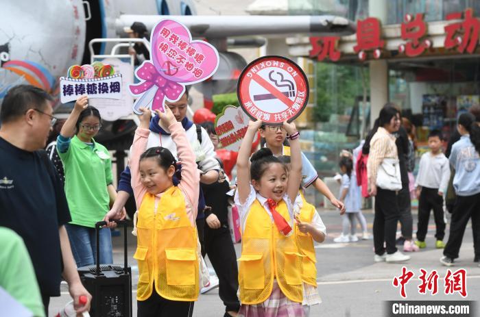 Dia Mundial sem Tabaco: Crian?as em Chongqing apelam às pessoas que troquem tabaco por doce 