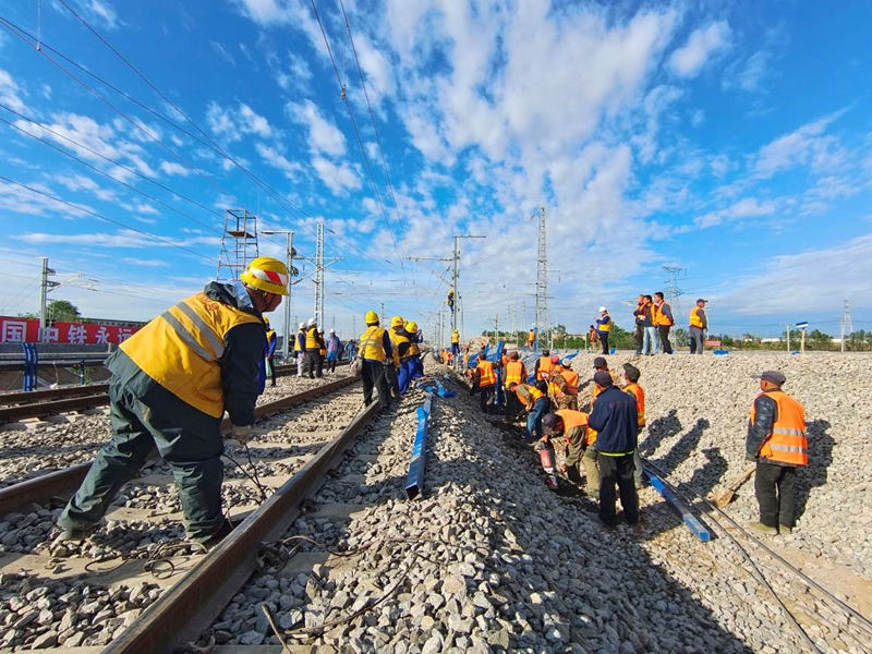 10.000 trabalhadores adaptam ferrovia em Liaoning em 24 horas
