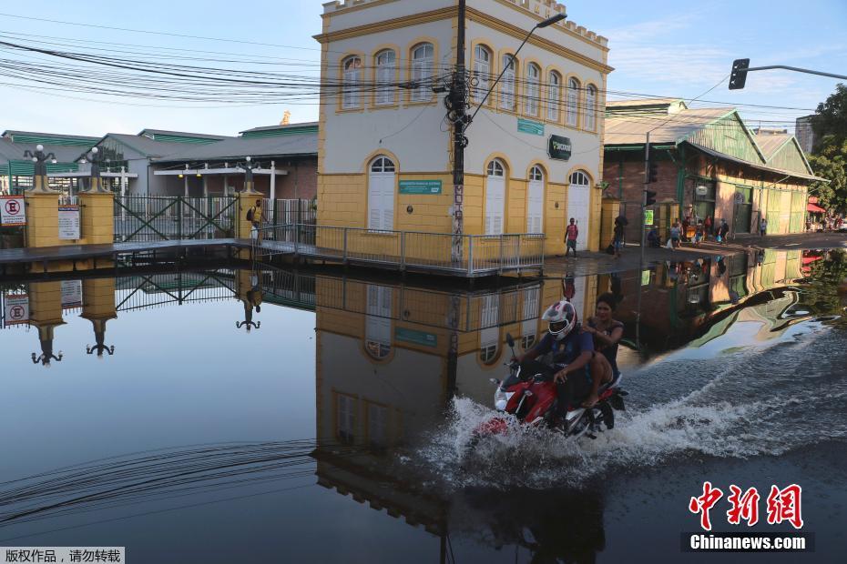 Brasil: Eleva??o do nível do rio causa inunda??es em Manaus