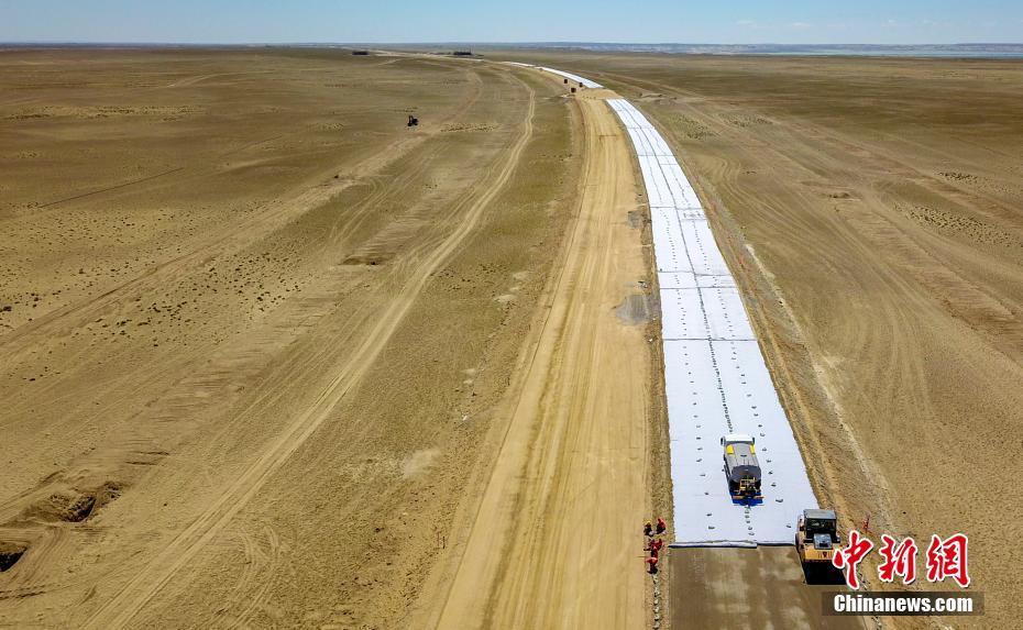 Xinjiang: Constru??o da primeira rodovia deserta em andamento