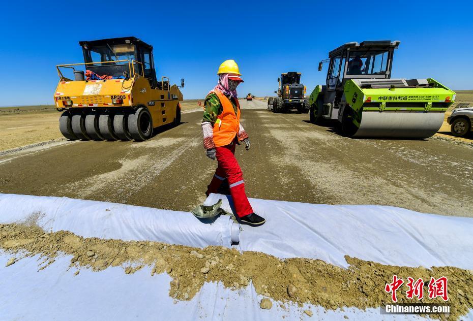 Xinjiang: Constru??o da primeira rodovia deserta em andamento