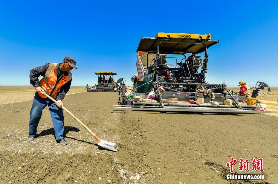 Xinjiang: Constru??o da primeira rodovia deserta em andamento