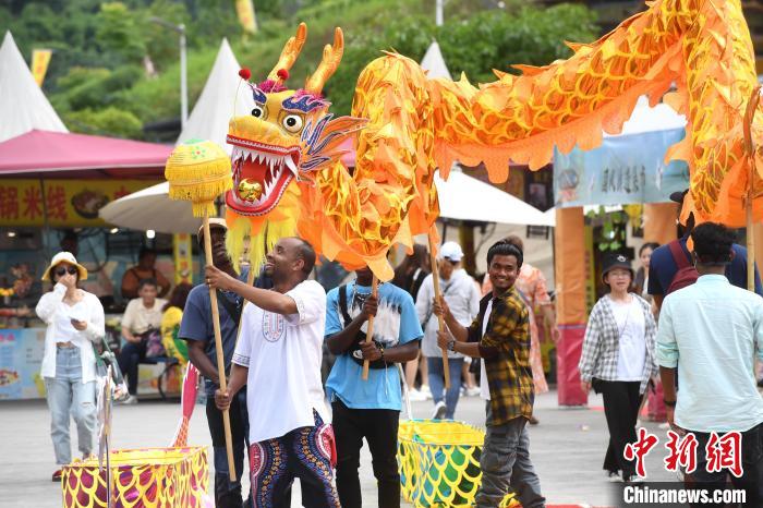 Estudantes estrangeiros experimentam cultura tradicional chinesa do Festival do Barco do Drag?o