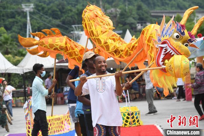 Estudantes estrangeiros experimentam cultura tradicional chinesa do Festival do Barco do Drag?o