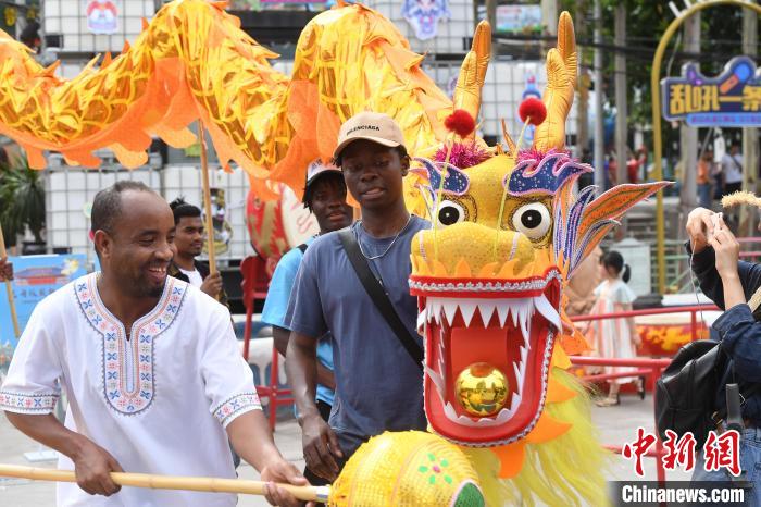 Estudantes estrangeiros experimentam cultura tradicional chinesa do Festival do Barco do Drag?o