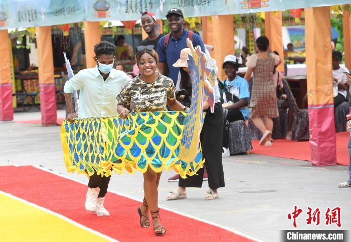 Estudantes estrangeiros experimentam cultura tradicional chinesa do Festival do Barco do Drag?o