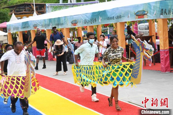 Estudantes estrangeiros experimentam cultura tradicional chinesa do Festival do Barco do Drag?o