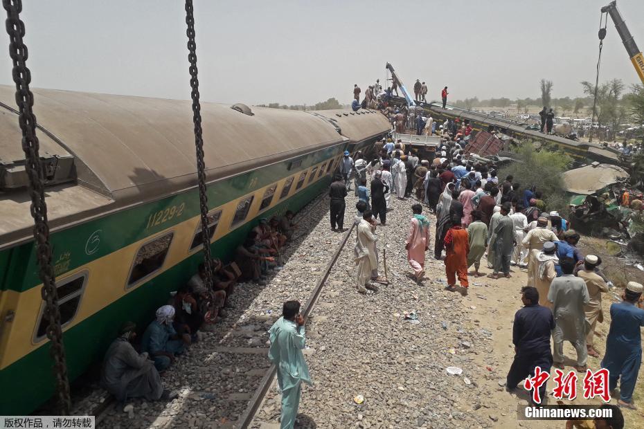 Paquist?o: Colis?o de trem com vag?es descarrilados deixa 36 mortos 