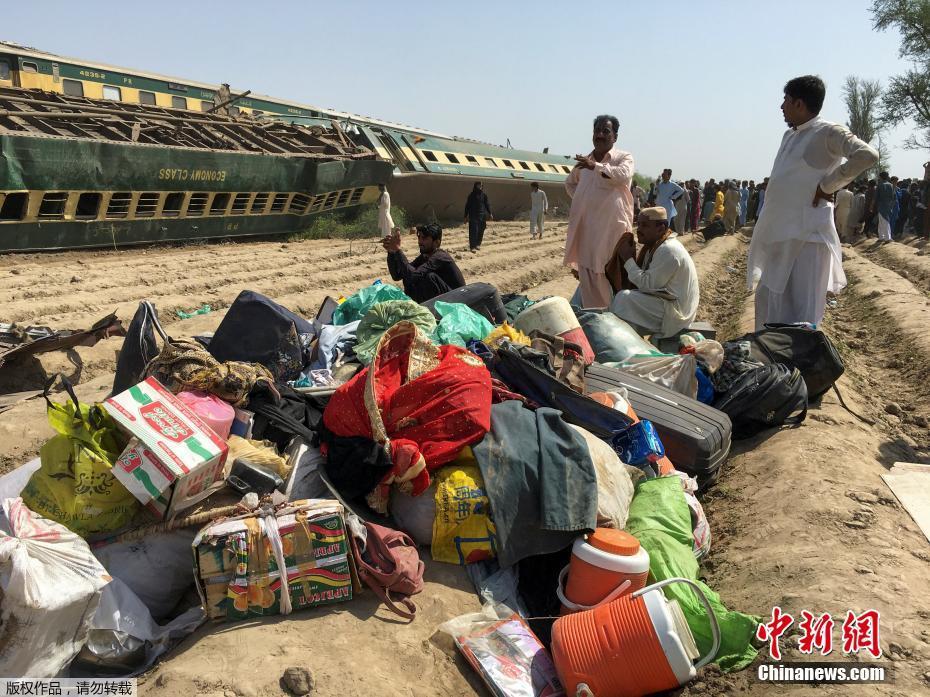 Paquist?o: Colis?o de trem com vag?es descarrilados deixa 36 mortos 