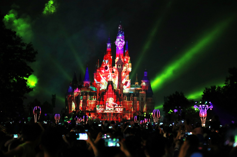 Shanghai Disney Resort apresenta show de luzes para 5o aniversário 